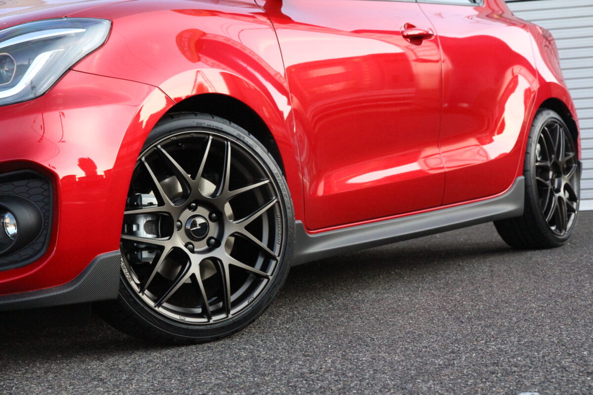 スイフトスポーツ(ZC33S)のトータルドレスアップ！！18インチの大口径