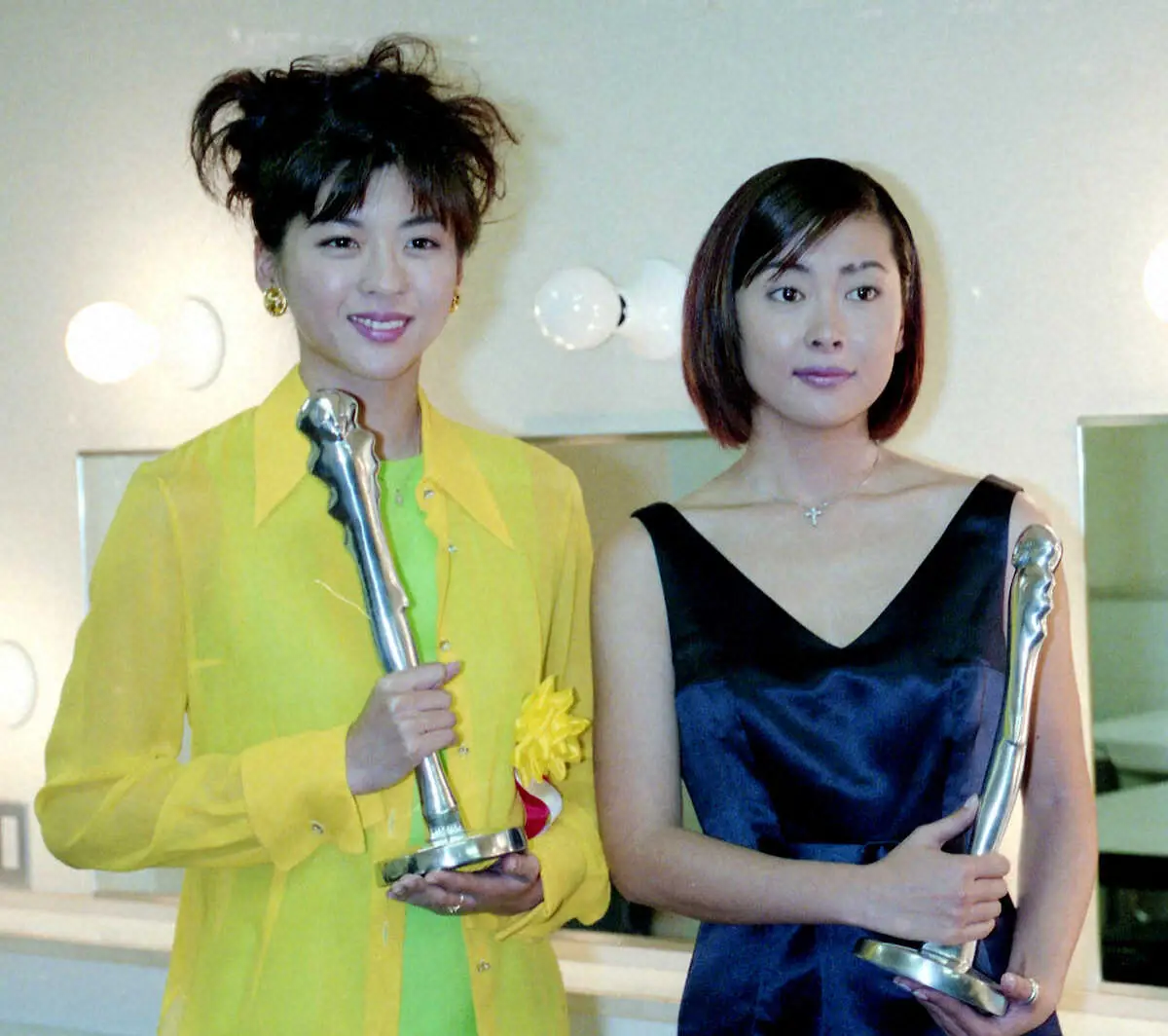 93年、全国ツアーのスタートでジャンプする中山美穂さん - スポニチ