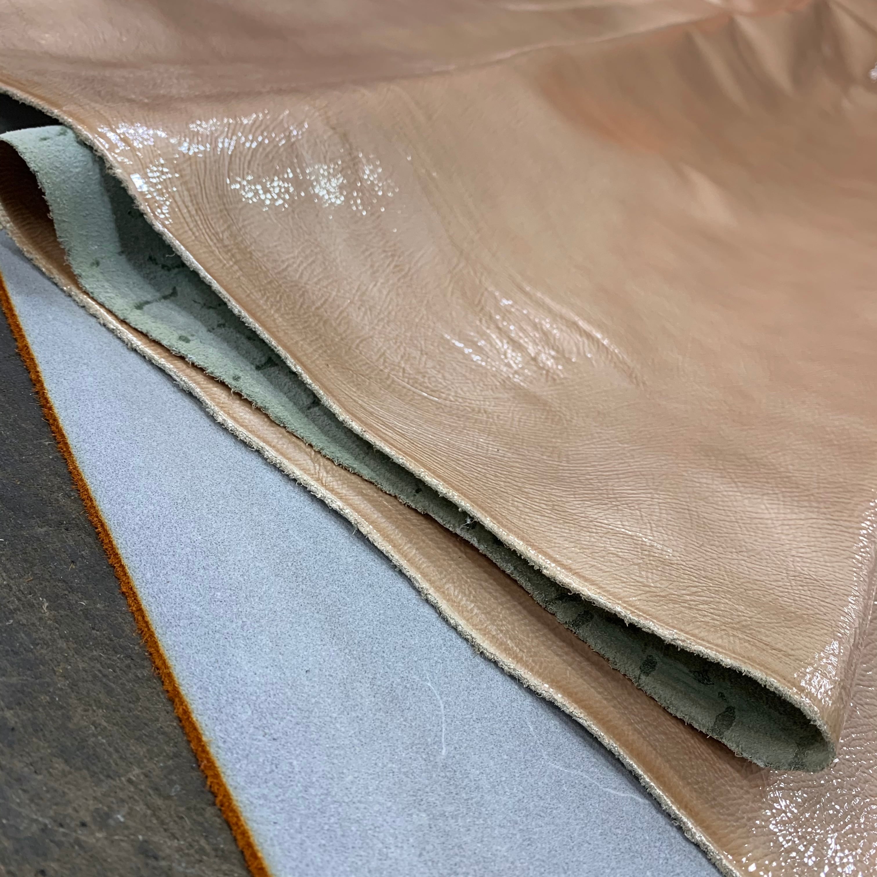 ☆[半裁]牛革 シェブロン加工【うすだいだい】【サイズ：約200ds以上