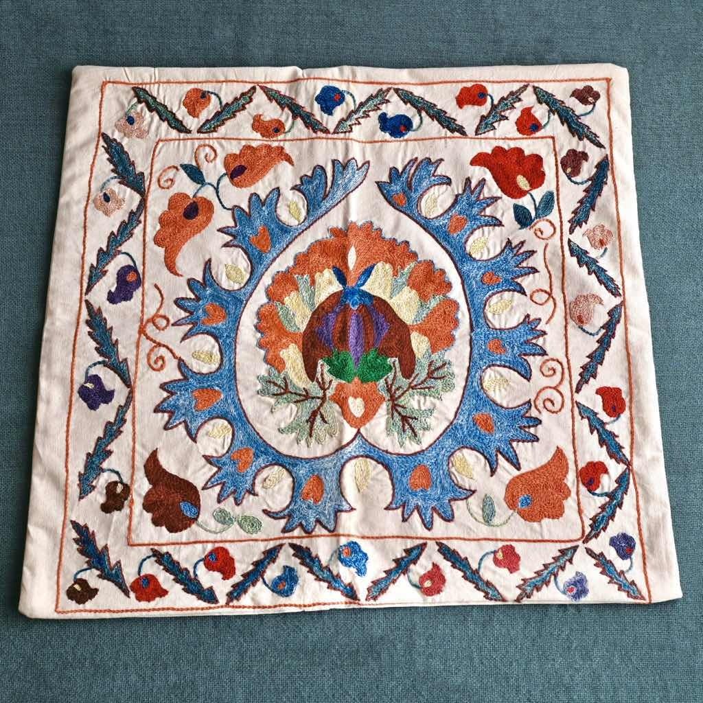 ウズベキスタンからの贈り物 ］スザニ刺繍クッションカバー ダマスクA