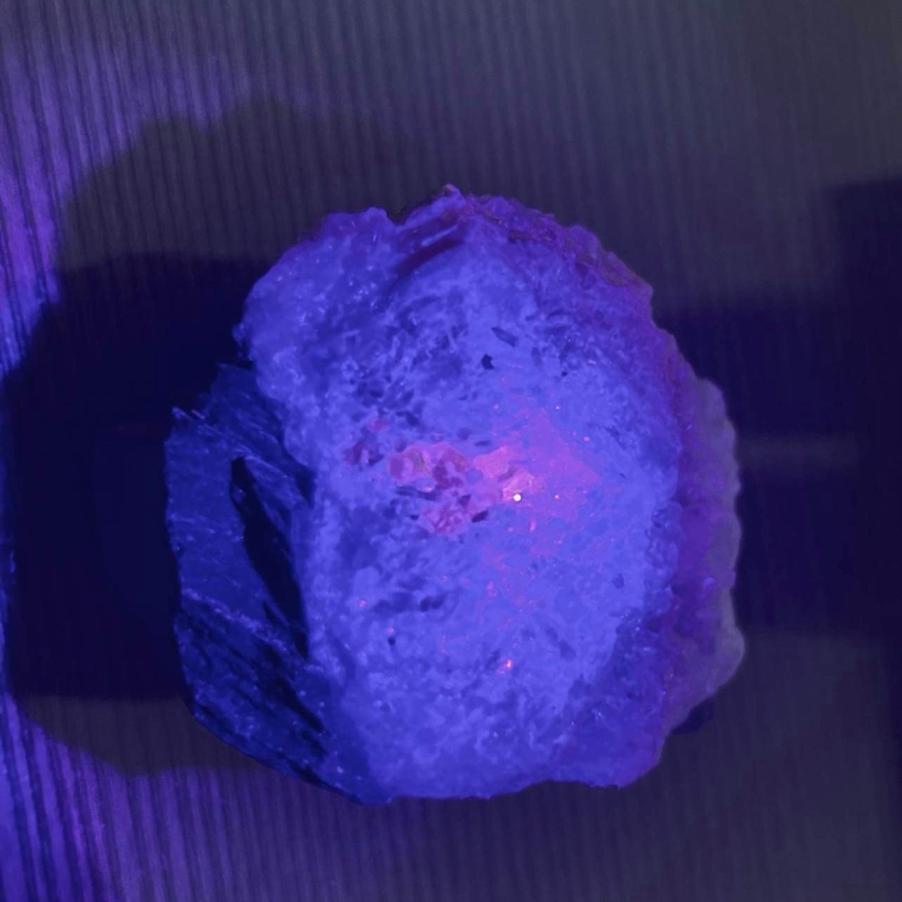 透明感のあるピンク色のロードクロサイトが水晶、スティルバイト