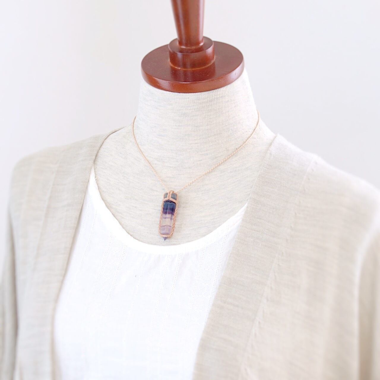 一点物】フローライトのポリッシュポイントを包んだマクラメネックレス