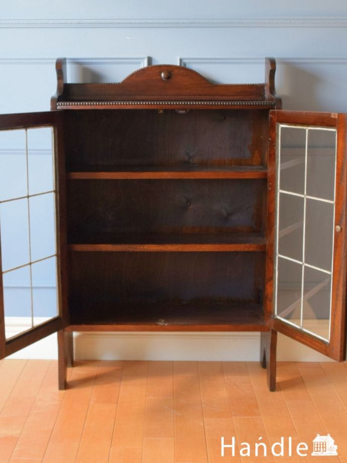 イギリスアンティークのガラスキャビネット、ステンドグラス扉が美しい