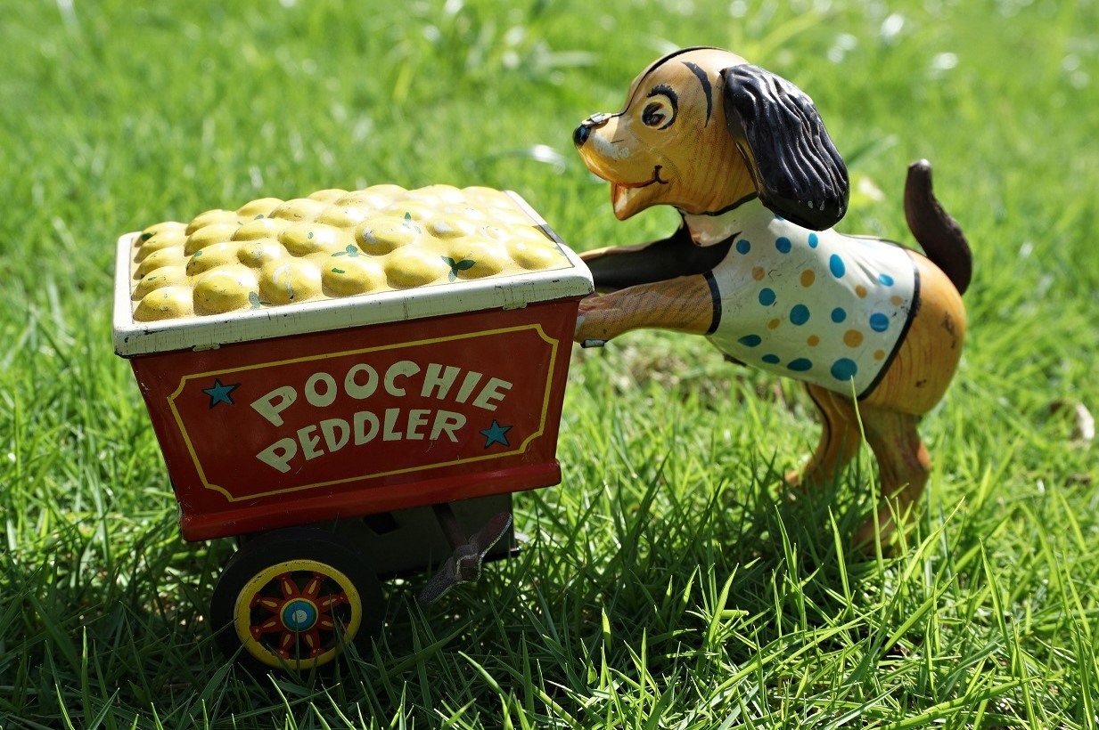1950年代の日本製、小菅玩具が作ったゼンマイで動くブリキの犬の