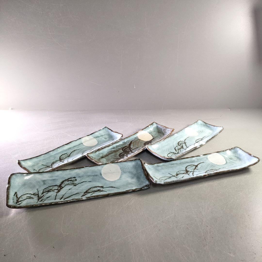 A1209-1/在銘/月唐草文長角皿5客/飾皿/盛皿/絵皿/菓子皿/懐石道具/ 楽天市場】角皿 和食器 唐草ｼﾘｰｽﾞ 長角皿 21cm 美濃焼 染付 藍染