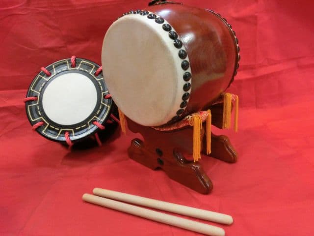 飾り太鼓5寸バチ付&締め太鼓セット　新品未使用 エイサー用締め太鼓 赤牛皮 直径25cm×高さ11cm バチ1本・くさび1個付き