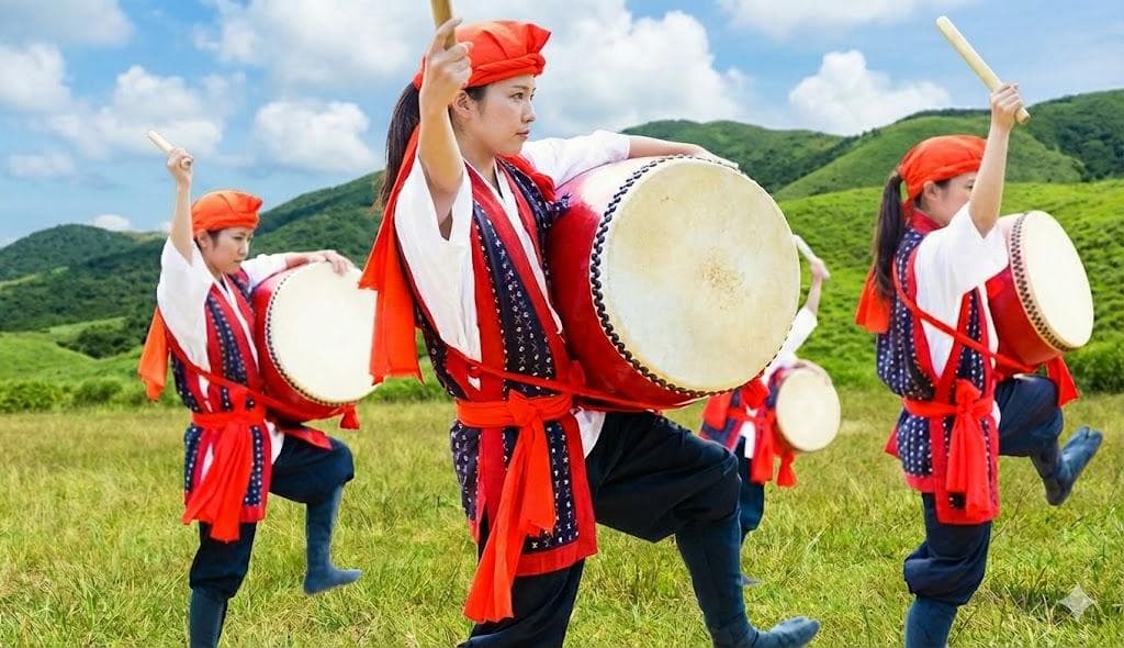 新品未使用(送料無料)28.500円エイサー大太鼓39cmサージ/モス布撥付き 子供用 エイサー用 大太鼓(特小) 水牛皮 直径18cm×高さ20cm バチ2本付