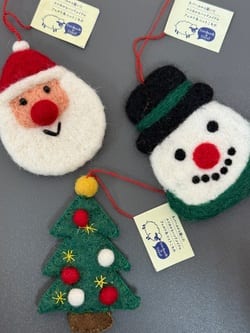 ◇【クリスマス】プラ サンタオーナメント（クリスマス） | one